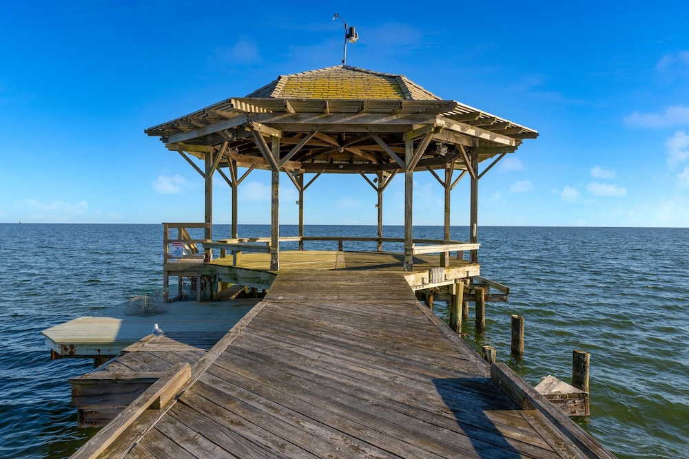 Bay Estate by Avantstay Waterfront Private Pond