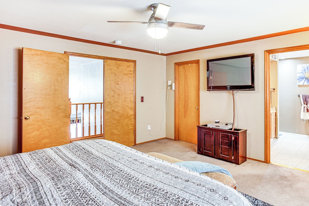 Home Theater & Large Backyard Deck: Tacoma Abode!