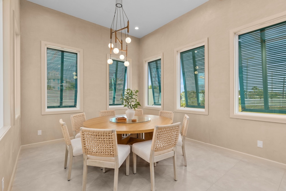 Nomad House At The Shores 3 Bedroom Home