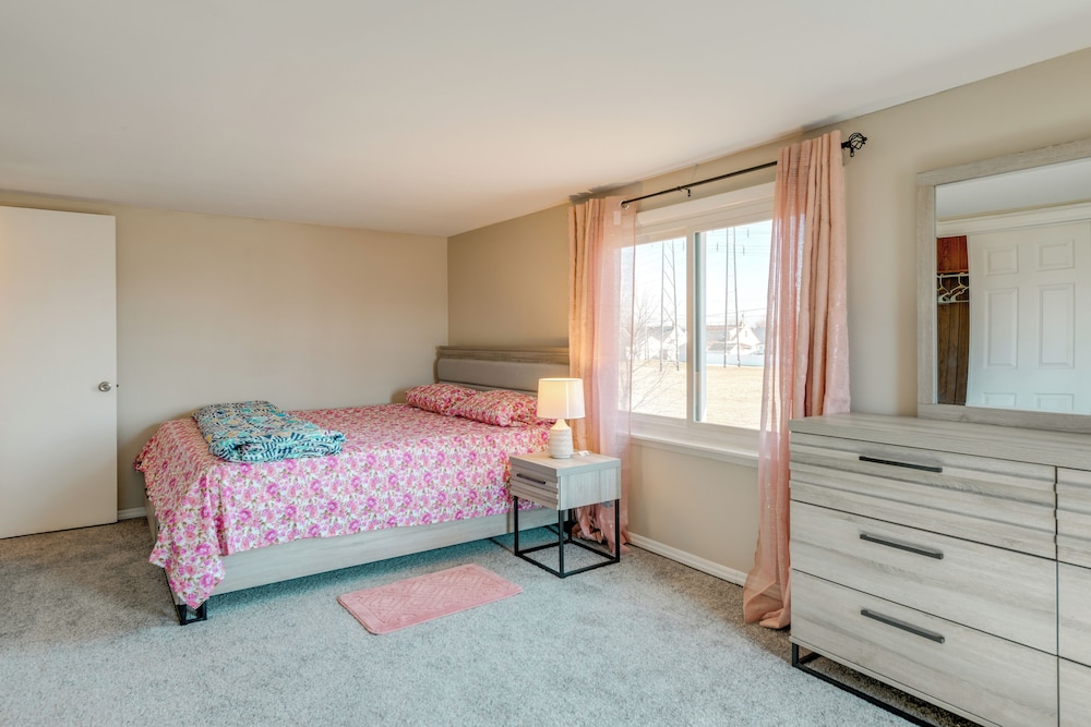 9 Mi to Dtwn Buffalo: Family Escape w/ Fenced Yard