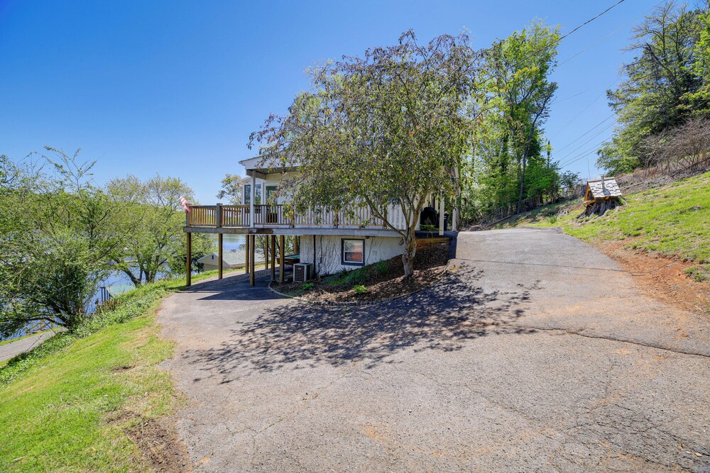 Kingsport 'boone Lake Hideaway' w/ Deck & Views!