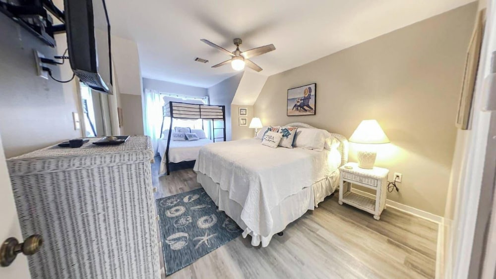 Condo with Resort Access - Great North Island Location