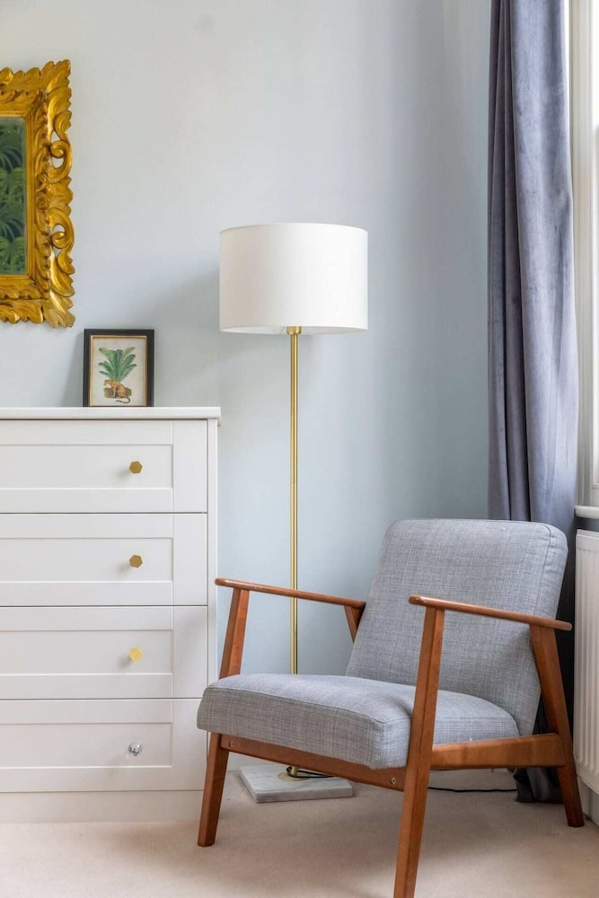 Stylish 2 Bedroom Home in Islington With Garden