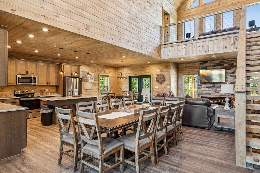 Moonshine Mountain Lodge 5 Bedroom Cabin by RedAwning view 5