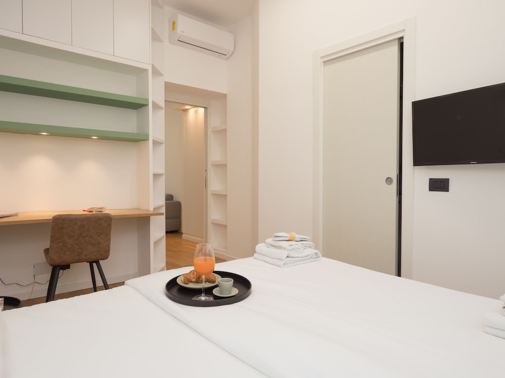 Farini - Charming One-bedroom Apartment in Isola Area