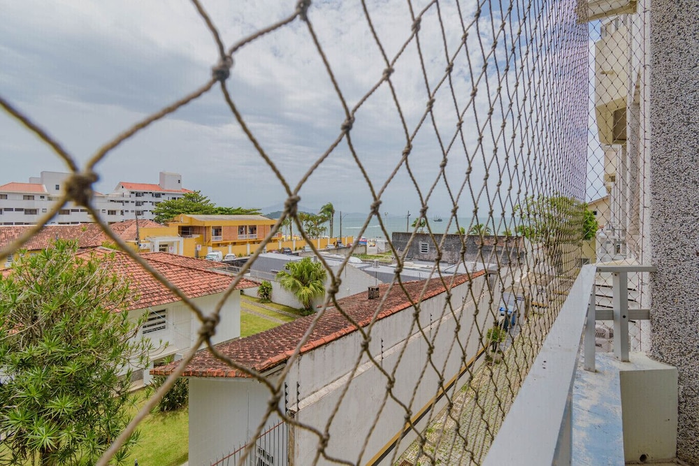 Apto com Wi-fi a 50m da Praia de Canasvieiras