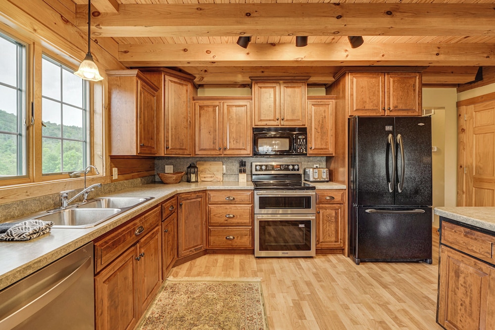 Game Room + Fire Pit: Sprawling Westfield Retreat!