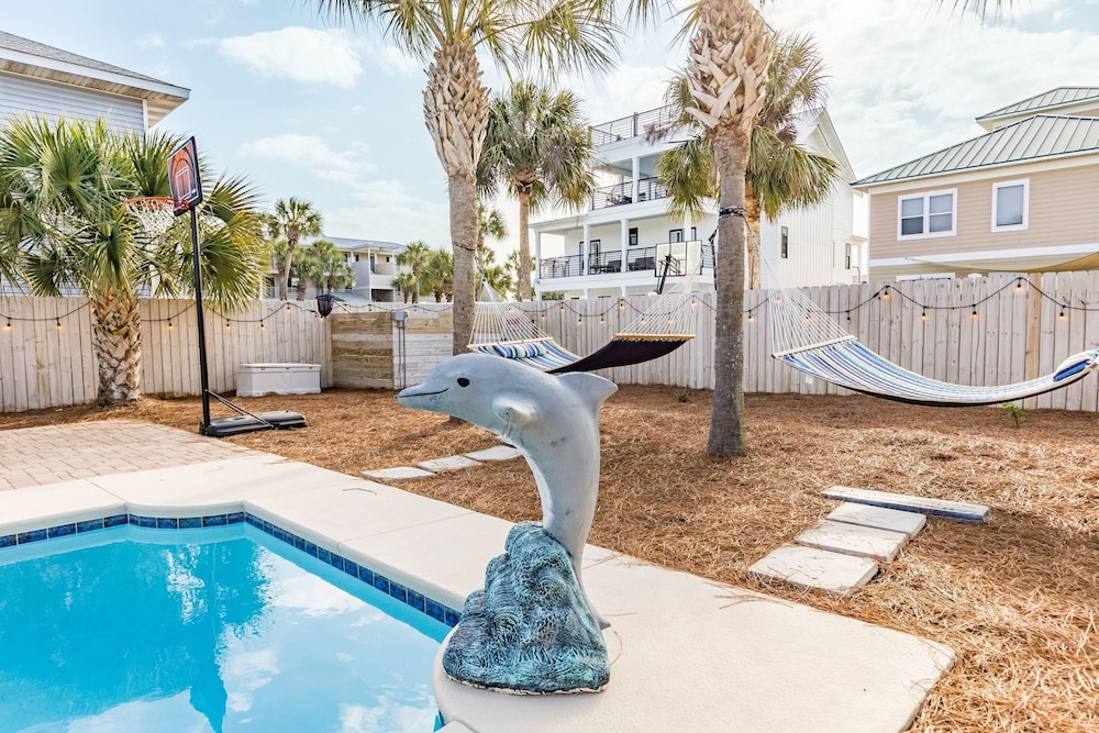 Destin Dolphin by Avantstay 2 Mins Walk To Beach w Pool Large Outdoor Entertaining Area