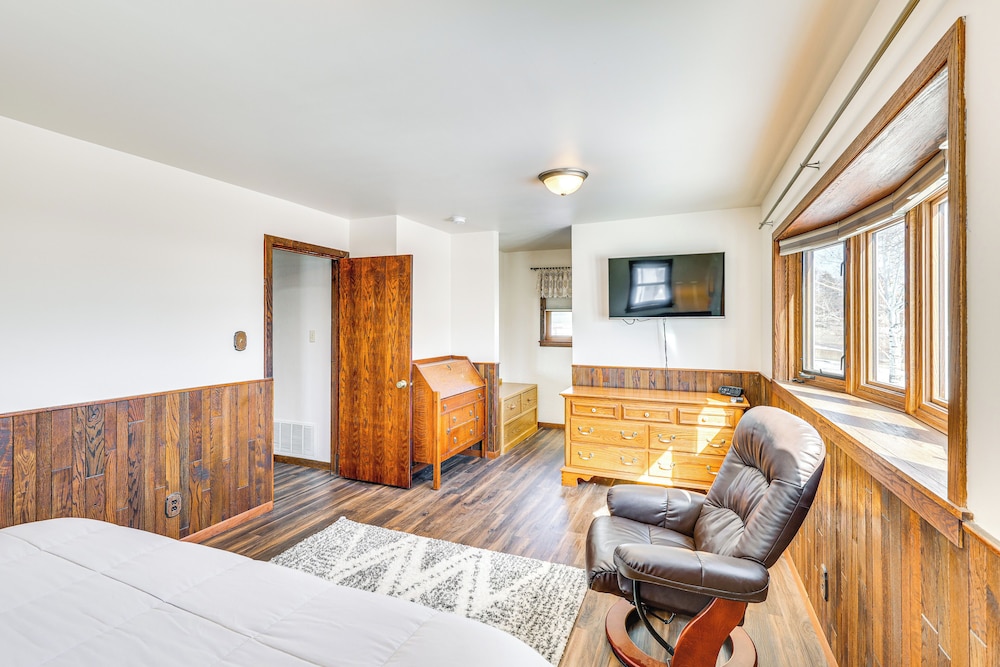 1/2 Mi to Dtwn: Pierre Family Home w/ Patio