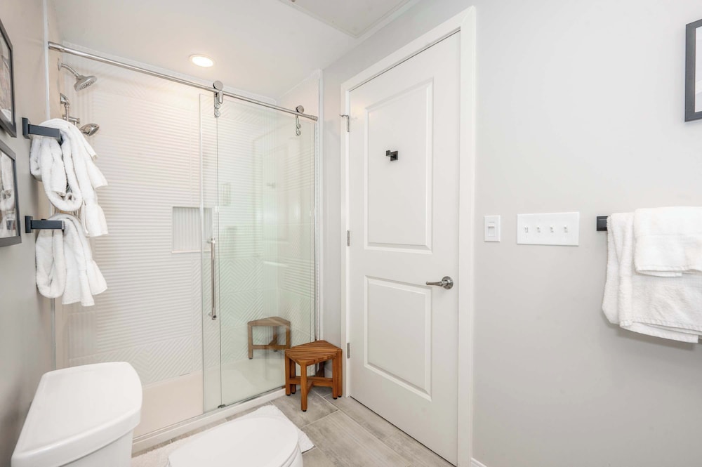 The 333 Suites 301 - Suite for 6