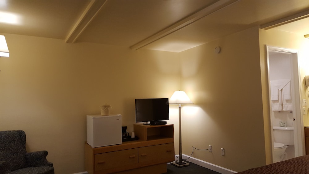 Captain's Quarters Motel - Property Image 36