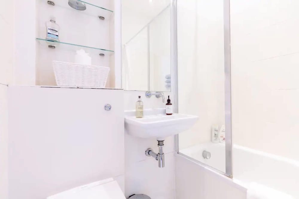 Contemporary 1 Bedroom Apartment in Heart of Shepherds Bush