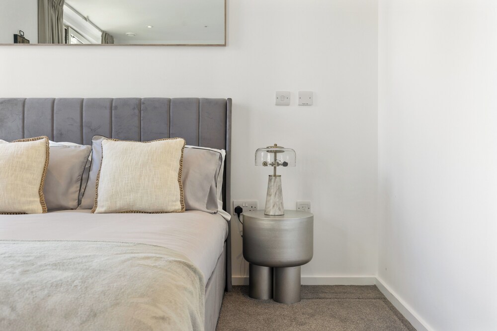 2 Bed-sleeps 4-balcony-family Friendly