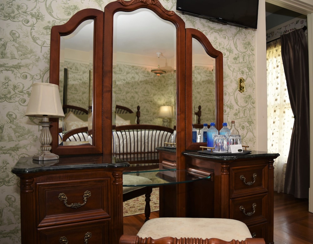 Grand Colonial B&B