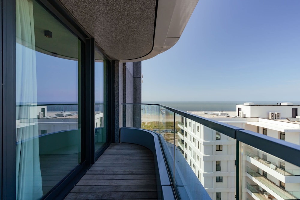 Huswell - Minimalist Coastal Luxury Panoramic View