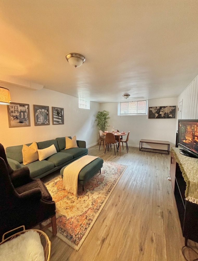 Storybook Flat Cozy 2BR Near Wash Park DU