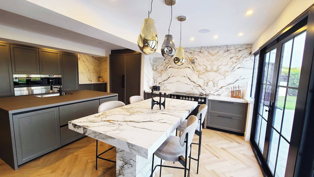 New 5 Bedroom Modern Villa on Golf Course