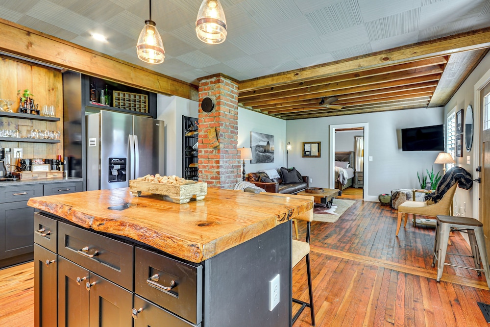 Cozy Cottage: Nature-filled Winston-salem Retreat!