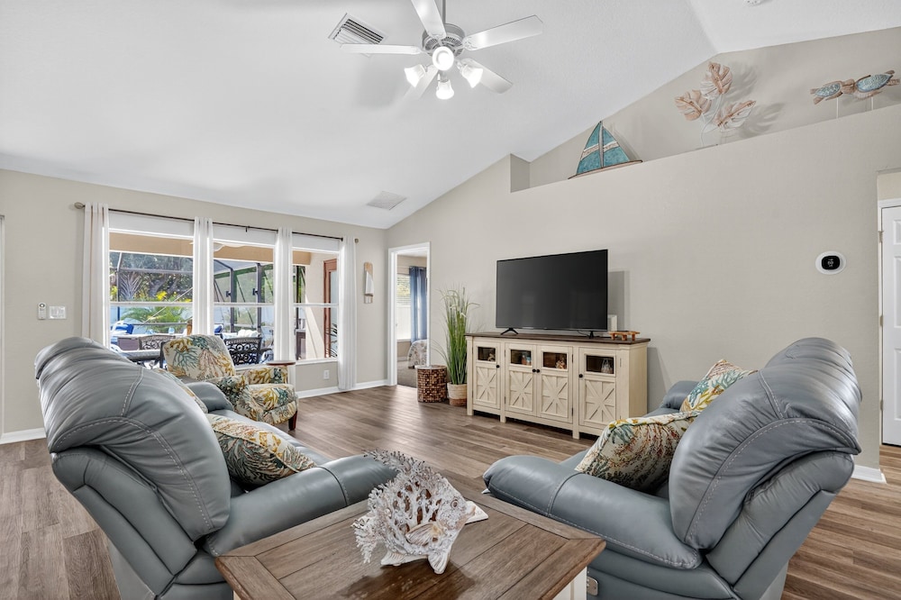 Spacious 4br Retreat With Heated Pool & Spa 4 Bedroom Home