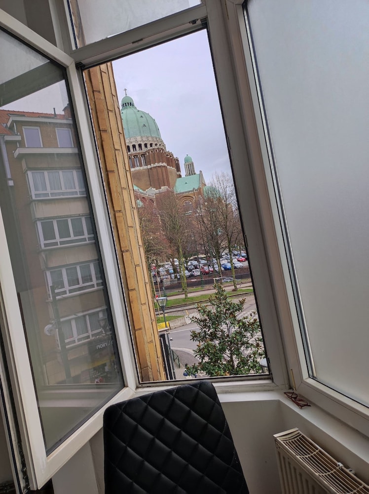 Room in B&B - Spacious Room With Beautiful View of the Koekelberg Basilica