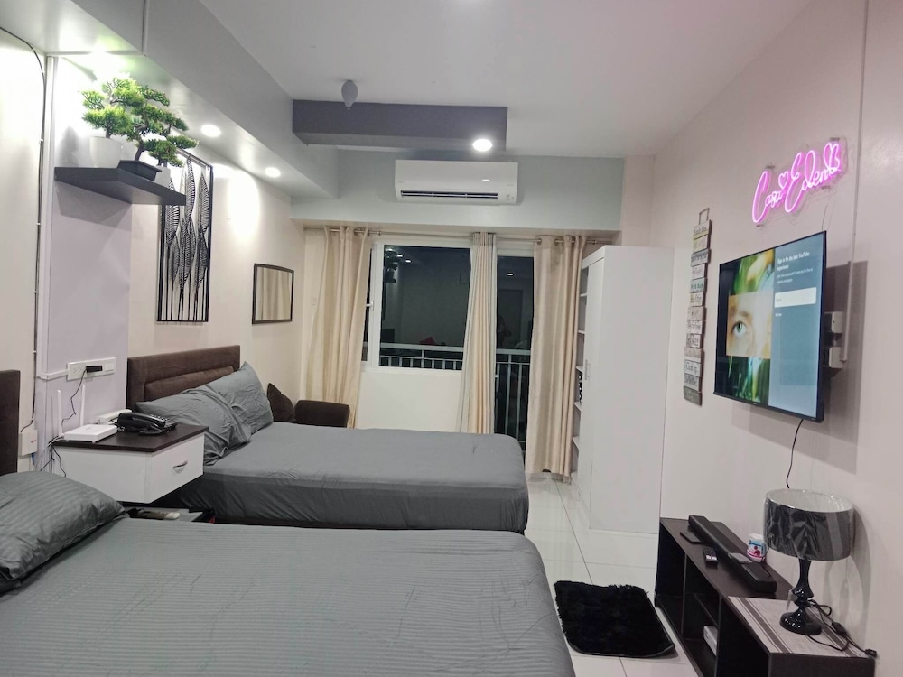 Deluxe Family Room in Tagaytay With Taal Lake View view 2