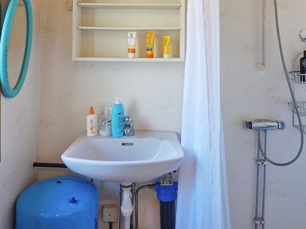 6 Person Holiday Home in Graddo view 5