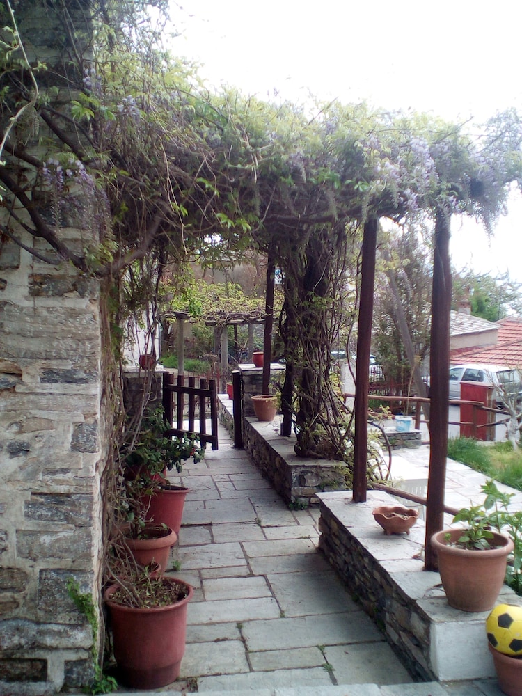 Traditional Guest Home Dimou