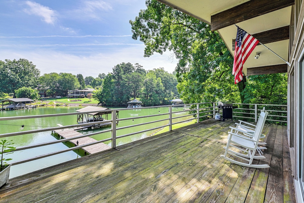 Launch & Dock: Lake Norman Retreat w/ Scenic Deck