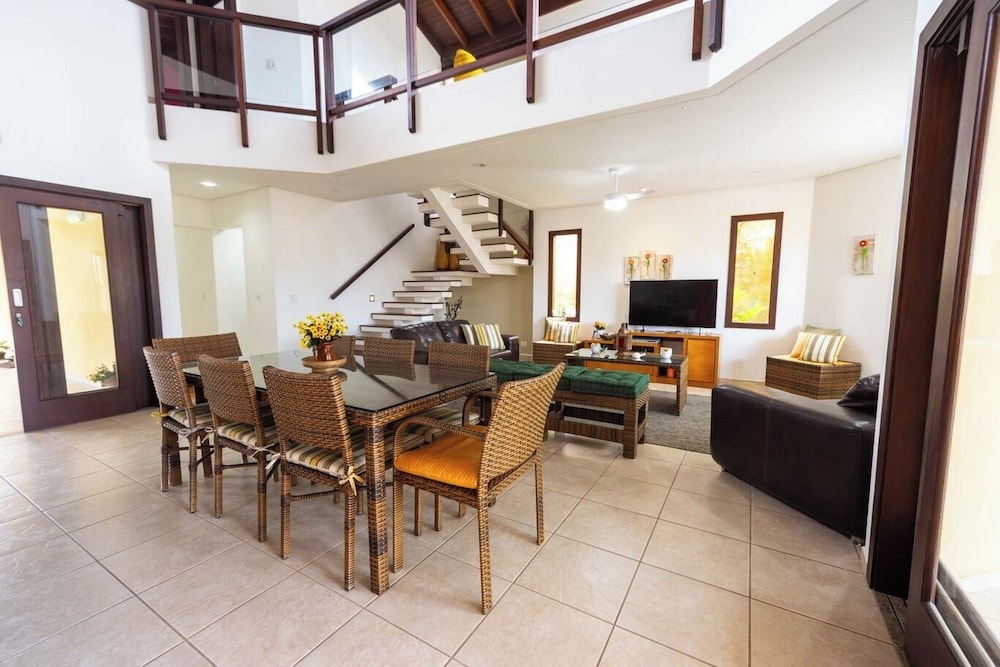 Casa com rea Gourmet e Quintal a 200 m da Praia