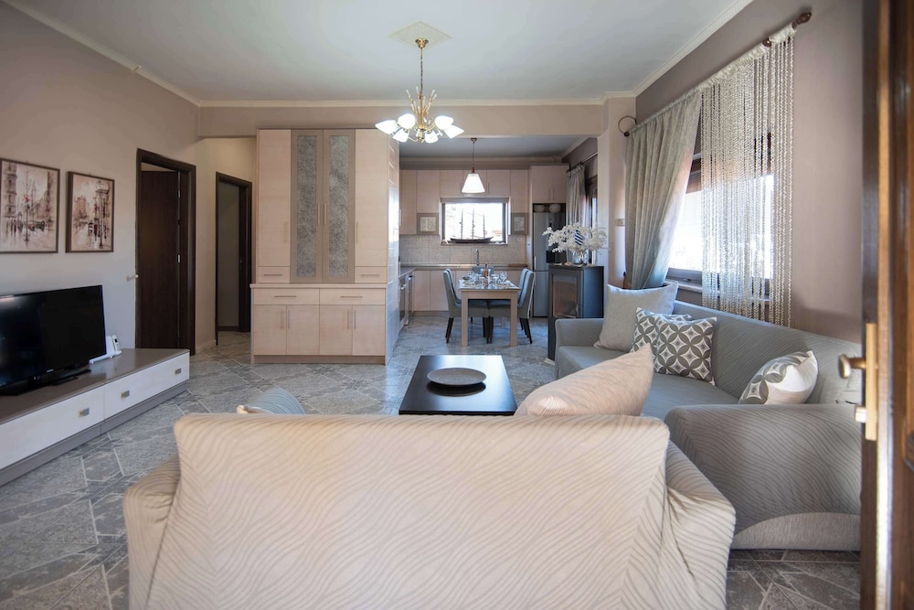 Sunrise Suite Olympiada - Luxury Beachfront Escape