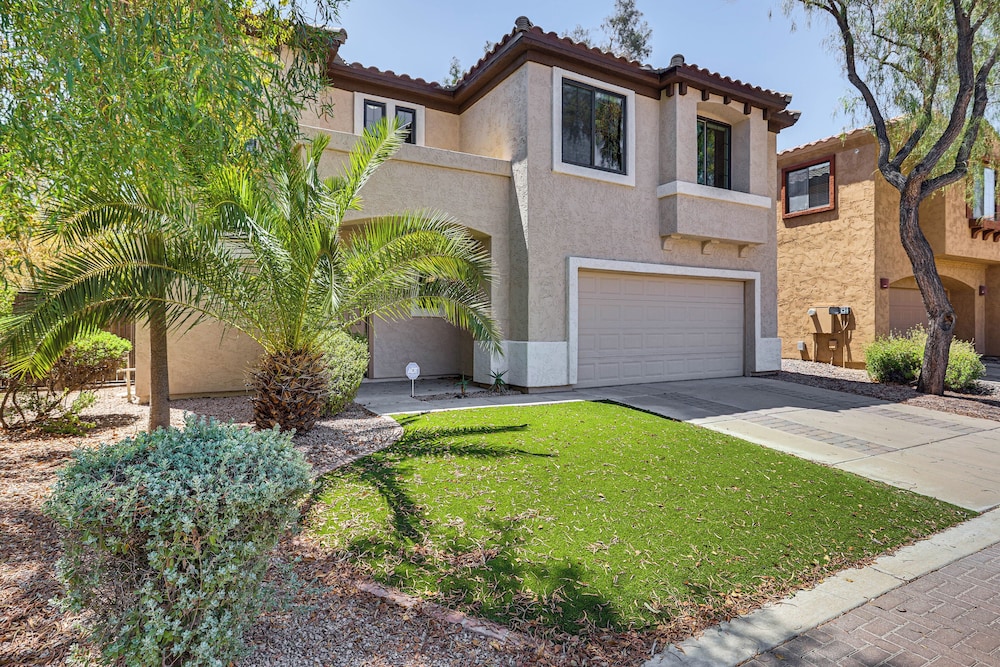 7 Mi to Dtwn: Golf Getaway w/ Fire Pit in Phoenix