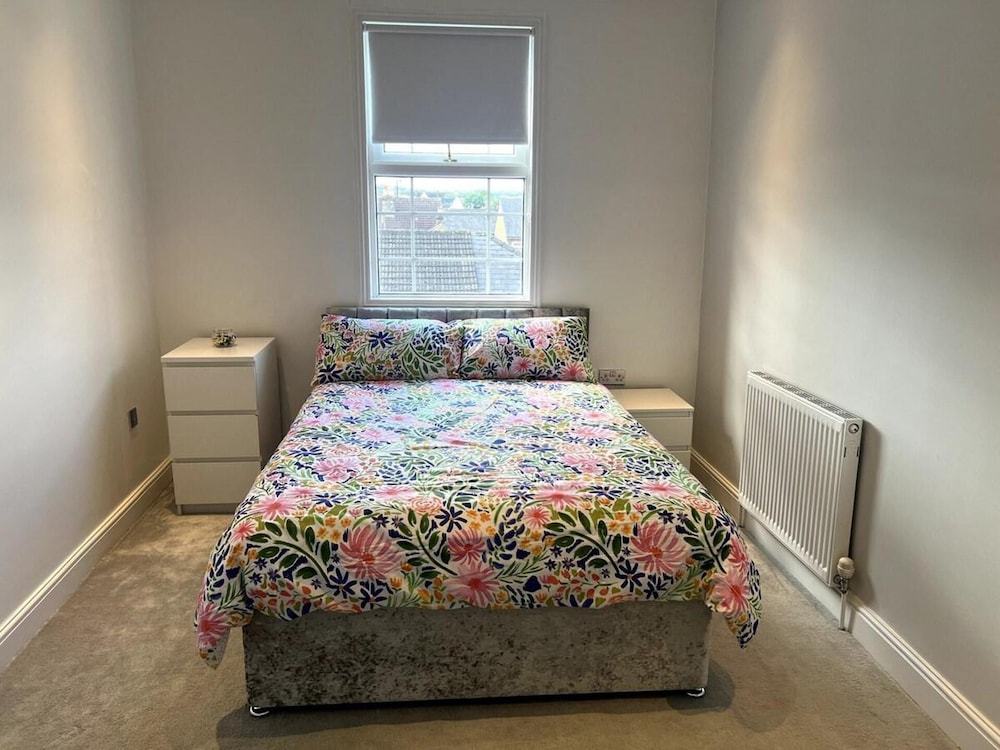 3 Bedroom House in London - Private Garage - Wi-fi view 2