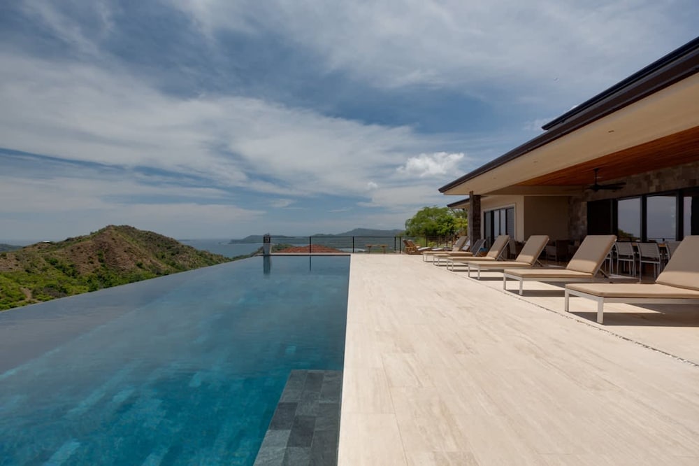 w Breathtaking 9BR Villa in Costa Rica