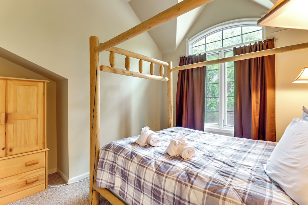 Beach Access & Hot Tub: Retreat in Lake Harmony!