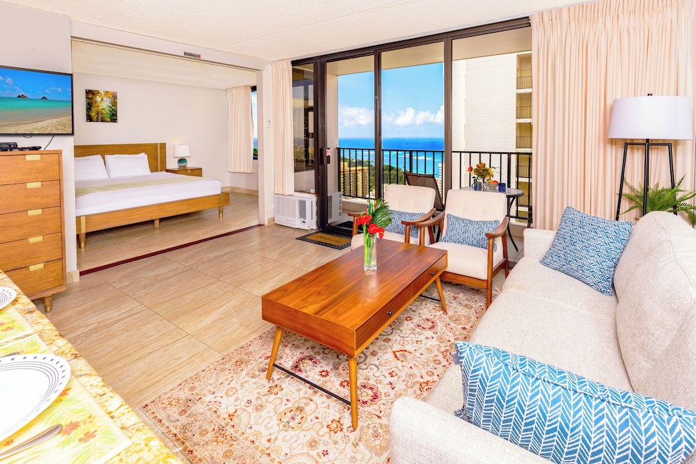 High Floor Ocean View Condo (King Bed and Parking): hotel room photo