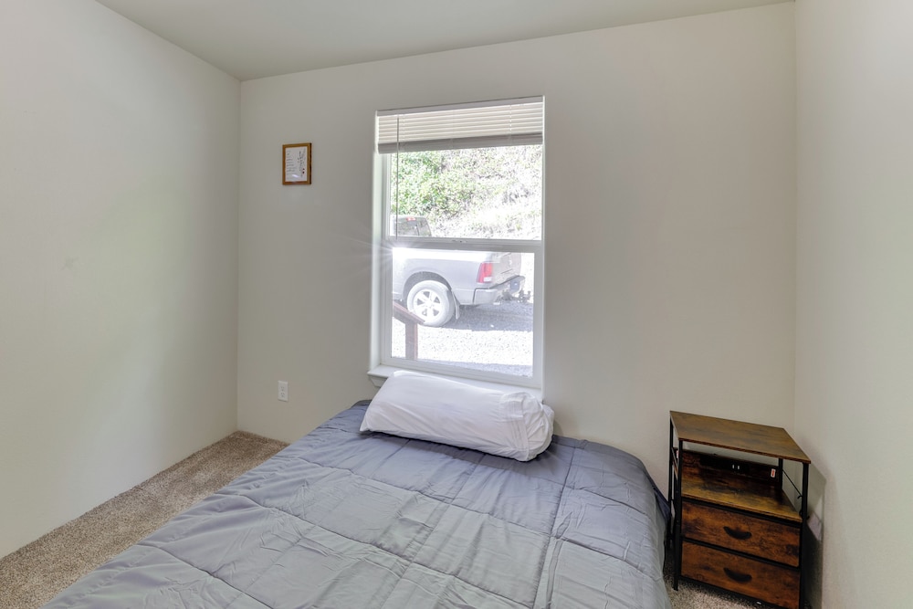 Mtn-view Gem w/ Outdoor Entertainment in Ahsahka!