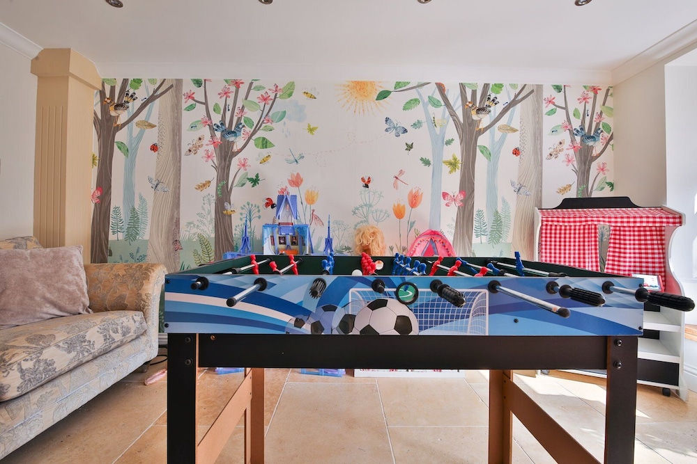 Modern 5-bed Retreat With Parking