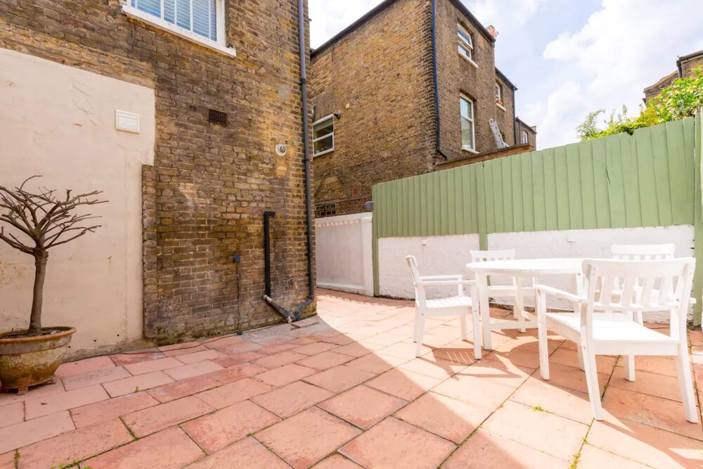 Eclectic 2 Bedroom Victorian era Apartment in Oval
