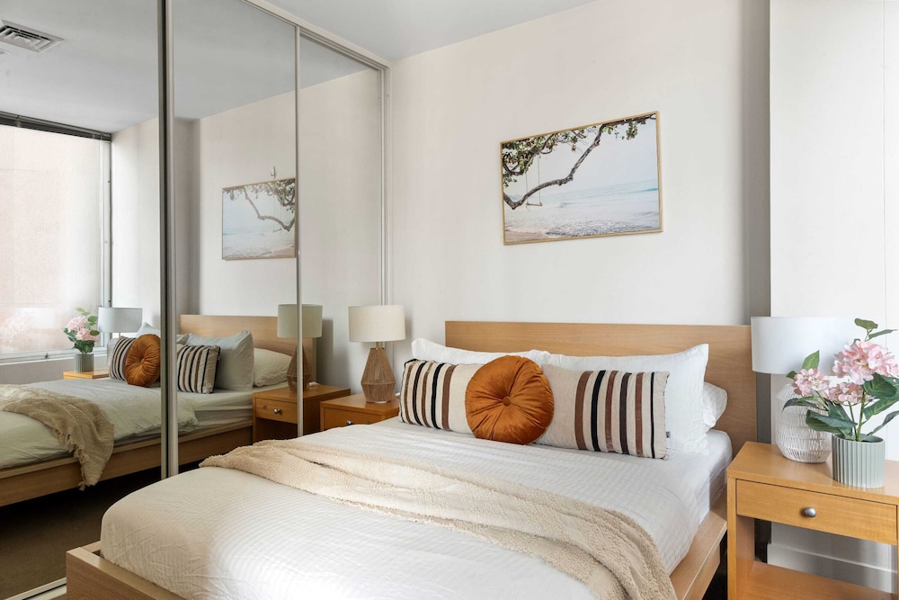 A Stylish & Central 2BR Apt Near Flinders Station