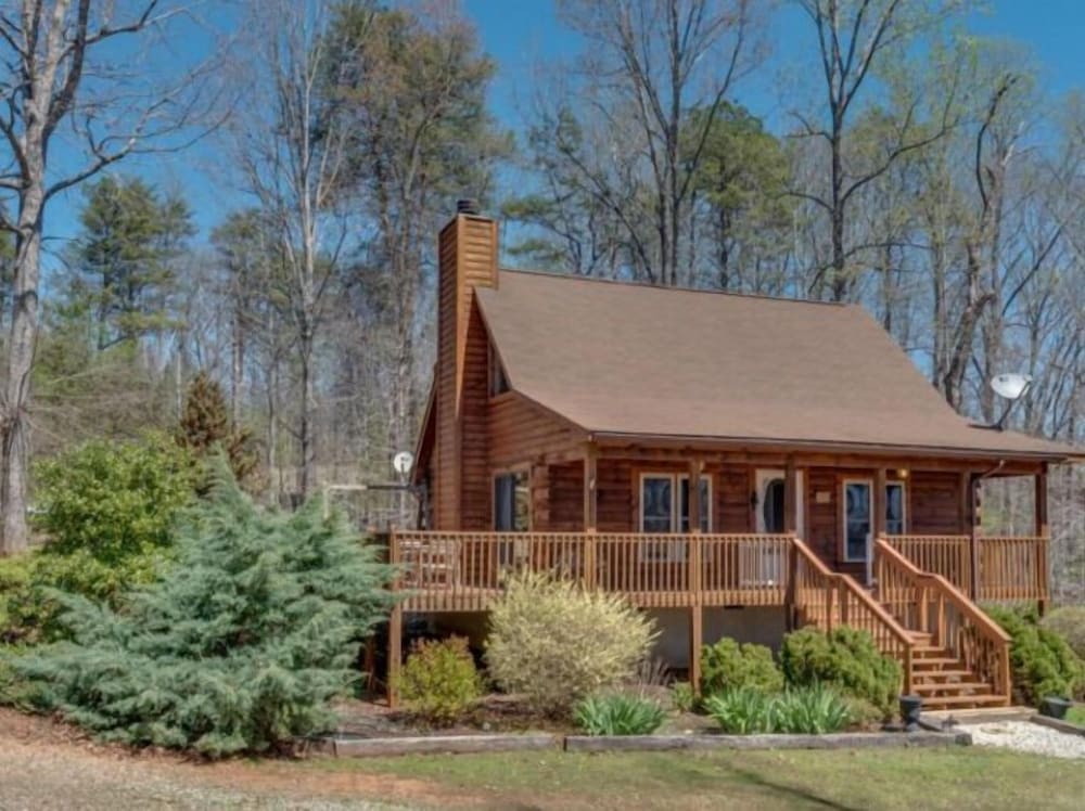 Horseshow Hideaway - Pet Friendly Cabin, 7 Minutes to TIEC - Property Image 5