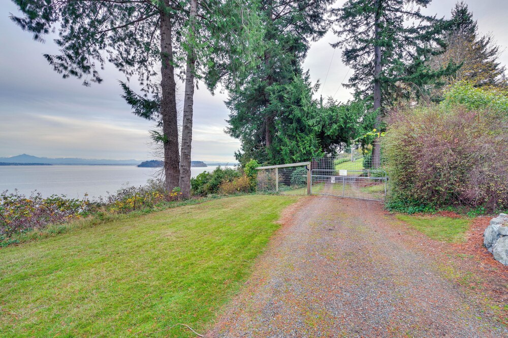 1/4 Mi to Beach: Family Home w/ Spacious Deck!