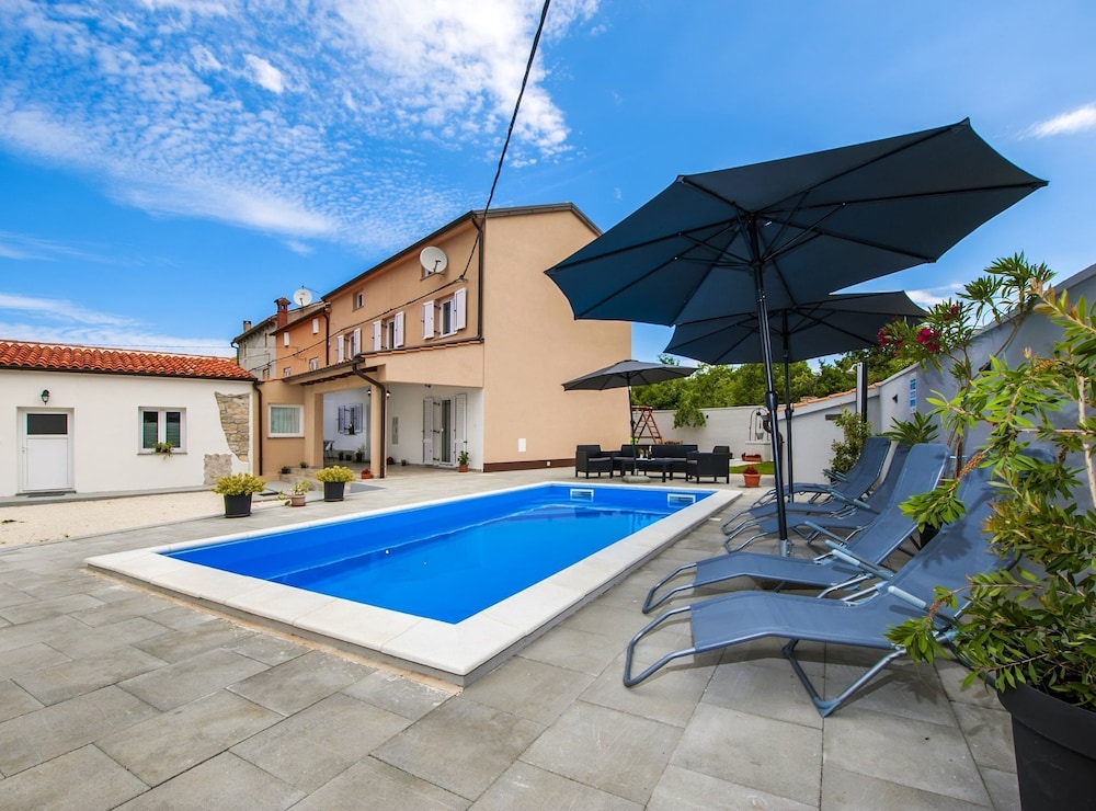 Idyllic Getaway Holiday Home With Pool