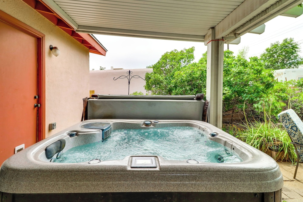 Pets Welcome: Hot Tub Haven in Albuquerque!
