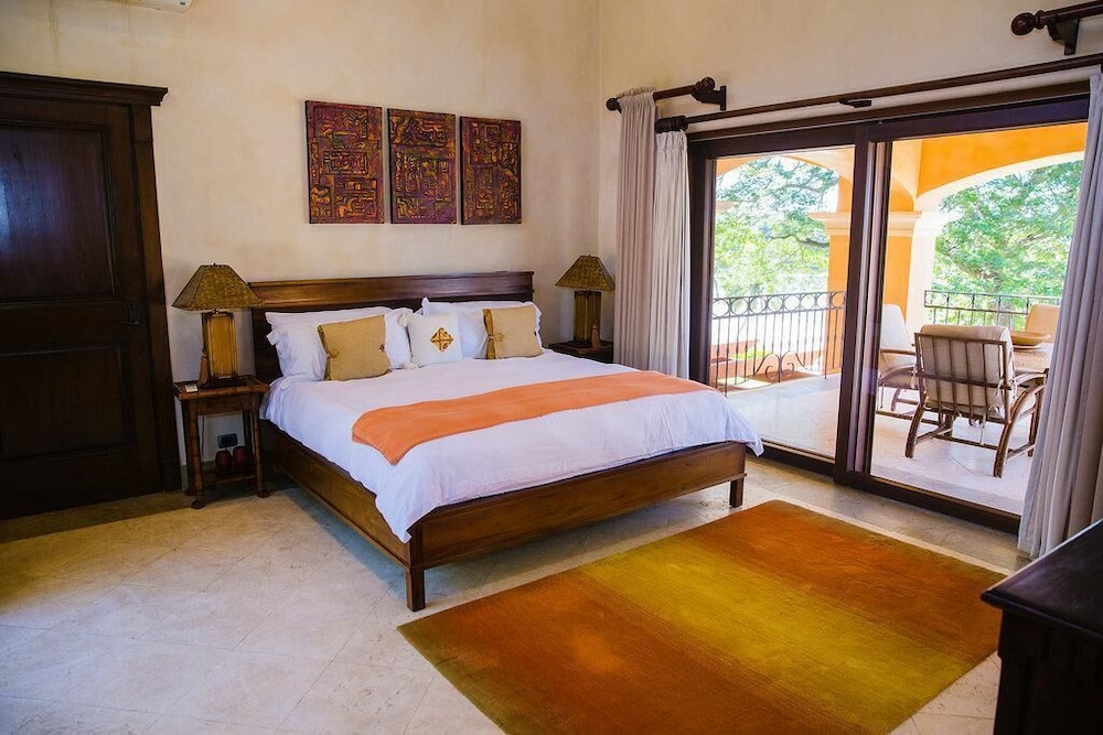 Luxurious Beachfront Mansion with a Stunning Infinity Pool in Playa Flamingo view 4