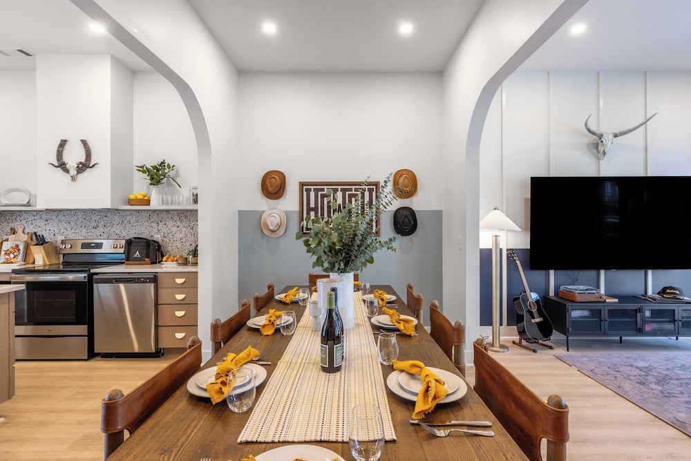 Sleeps 24, 2 Units Mins to Downtown Outrider by Avantstay
