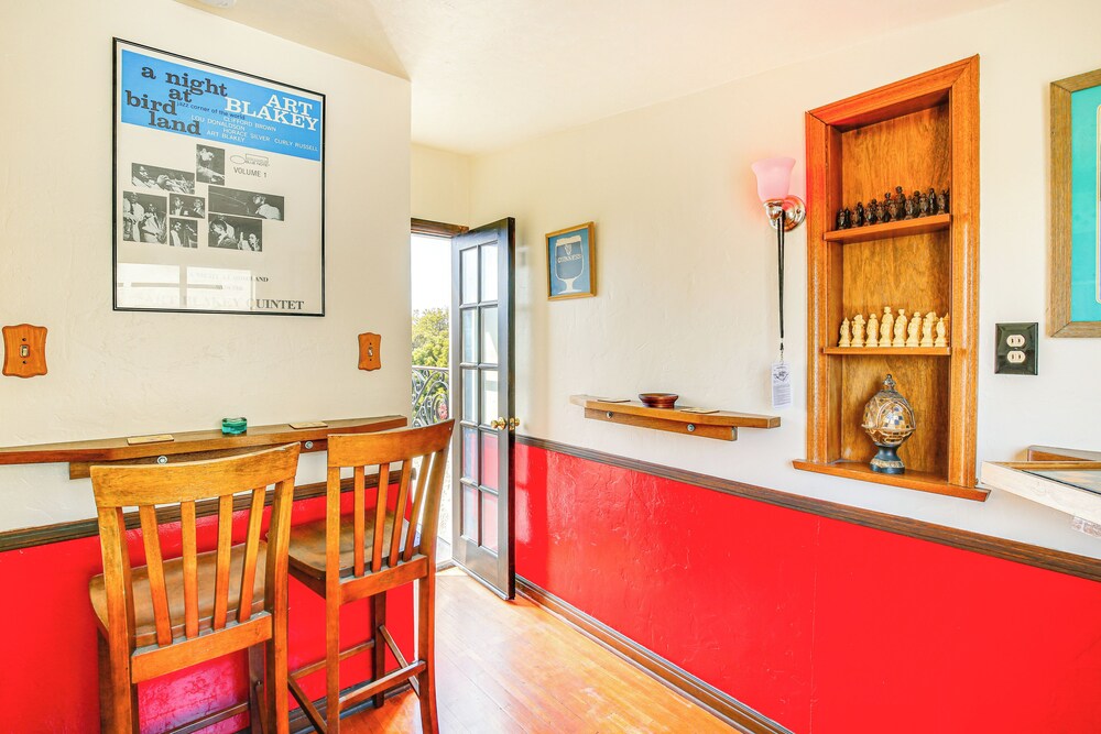 1 Mi to Ocean! Home w/ Rooftop Deck in Long Beach