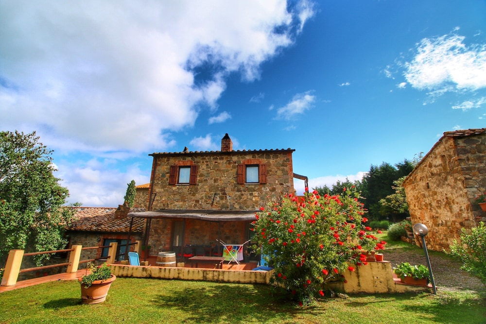 Scenic Tuscan Farmhouse photo 4