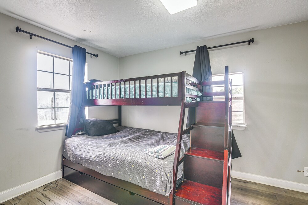 Walkable Apt 2 Mi to Dtwn: Houston Retreat!