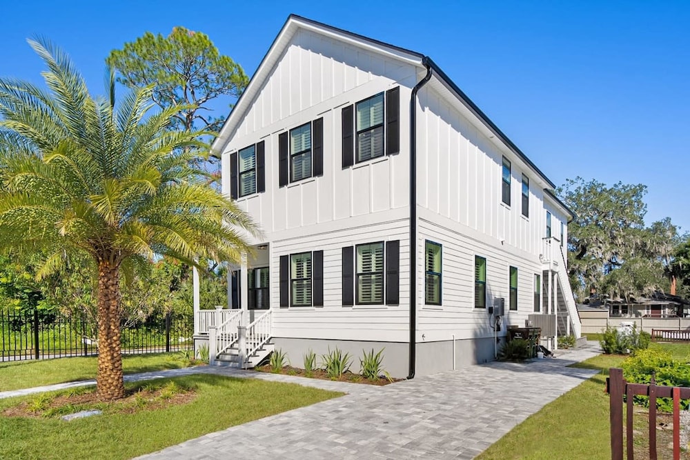 2 Steps to Ice Plant Downtown St Aug Beach Club