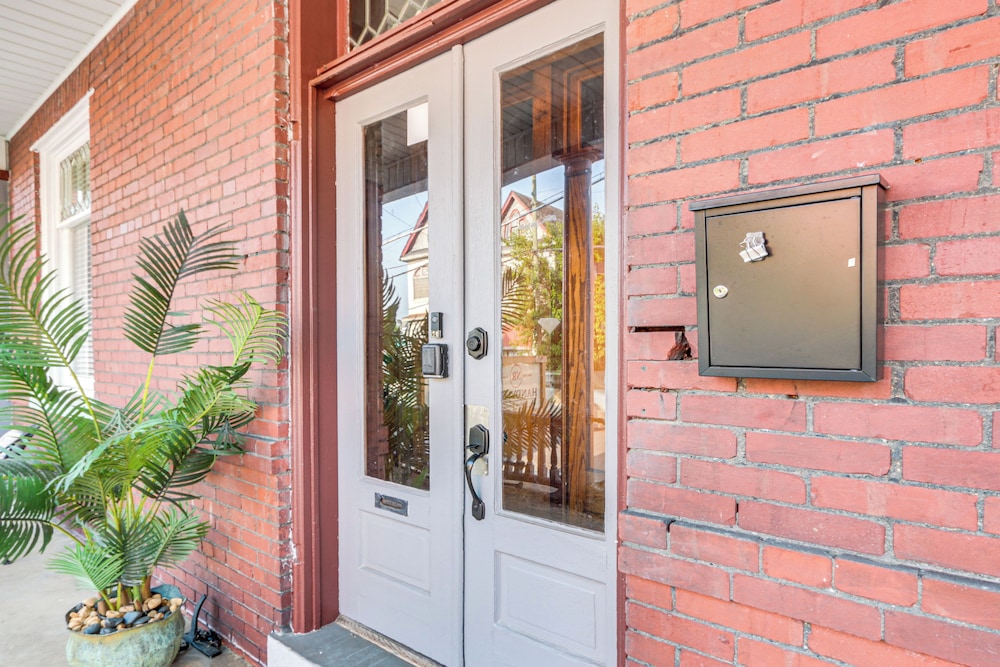 1 Mi to Dtwn Cumberland: Historic Apt w/ Patio!
